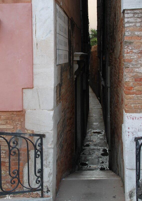 Узкая улица (калле) в Венеции,2013 - Любовь Сахарова Узкая улица (калле) в Венеции,2013 - Любовь Сахарова