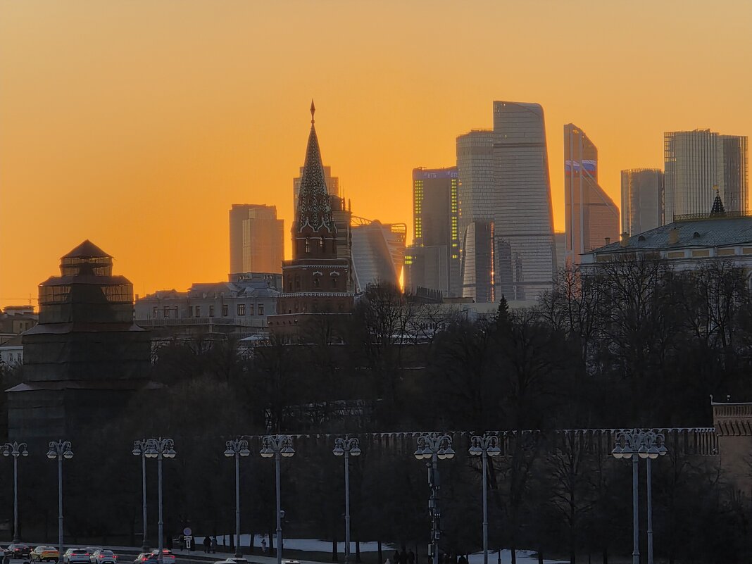 Жёлтый закат накрыл город - Мария Яковлева