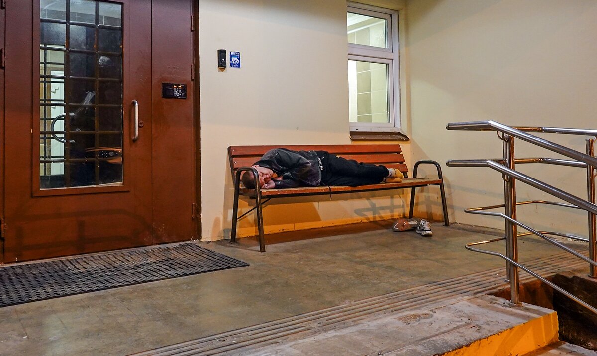 Домой не пустили? - Валерий Иванович