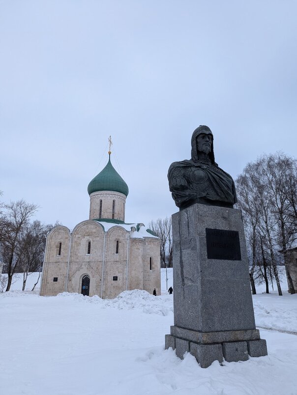 Памятник Александру Невскому у Спасо=Преображенского собора. - Ольга 