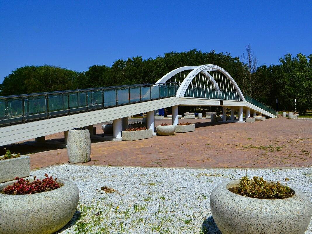 Керчь. Инсталляция "Крымский мост". - Пётр Чернега Керчь. Инсталляция "Крымский мост". - Пётр Чернега