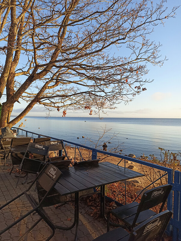 Осень... опустевшее кафе...Финский залив. - Лилия *