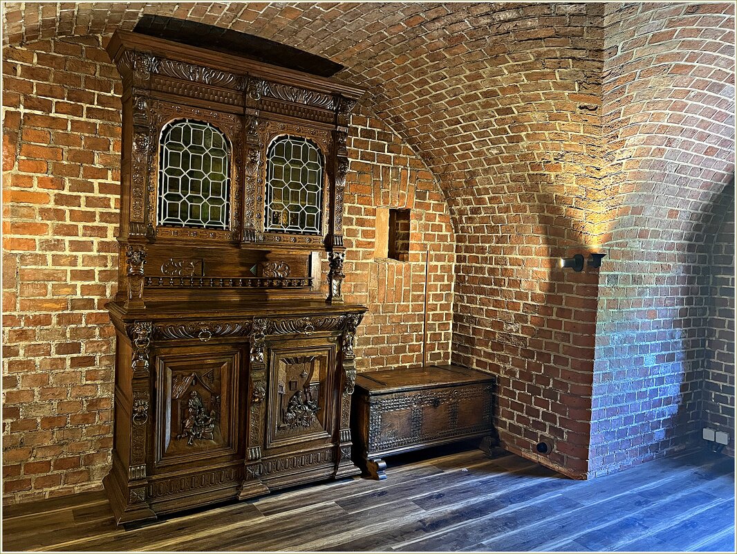 Старинный сервант. - Валерия Комова