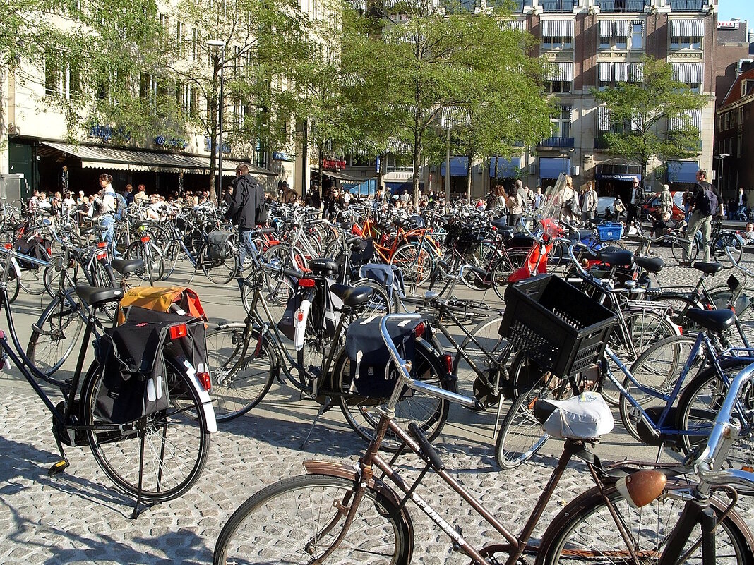 Велопарковка на пл. Дам в Амстердаме - Ольга Довженко