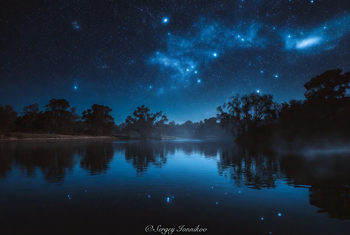 Спокойная индийская река ночью с отражением звездного неба - Сергей Ионников
