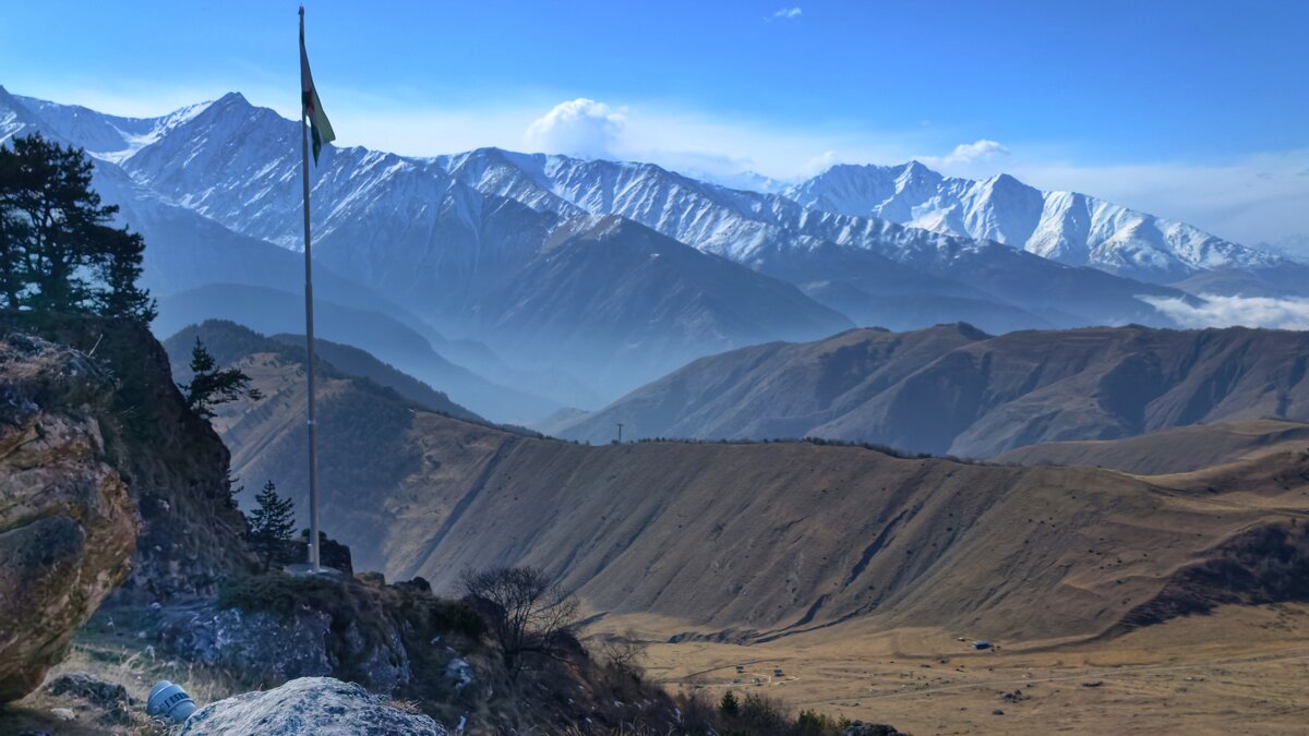 Флаг Ингушетии на фоне гор - Мариша 