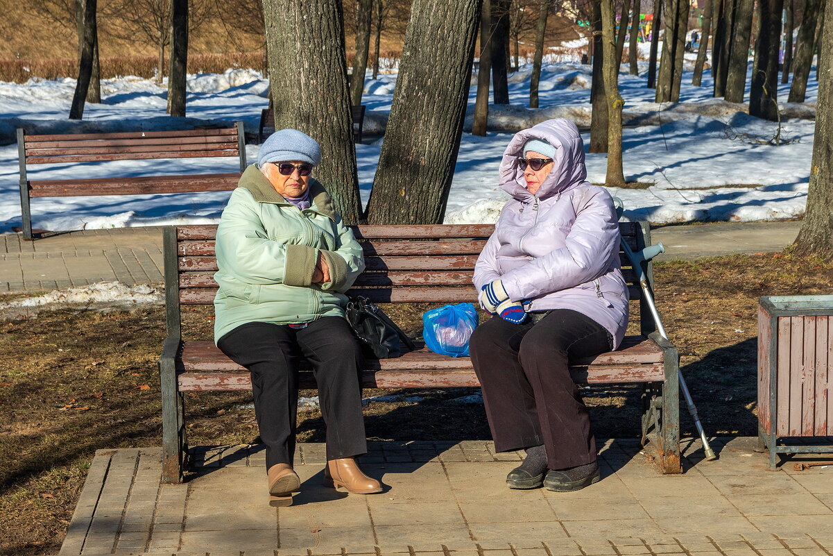 Даже на припёке бабульки мёрзнут. - Анатолий. Chesnavik.