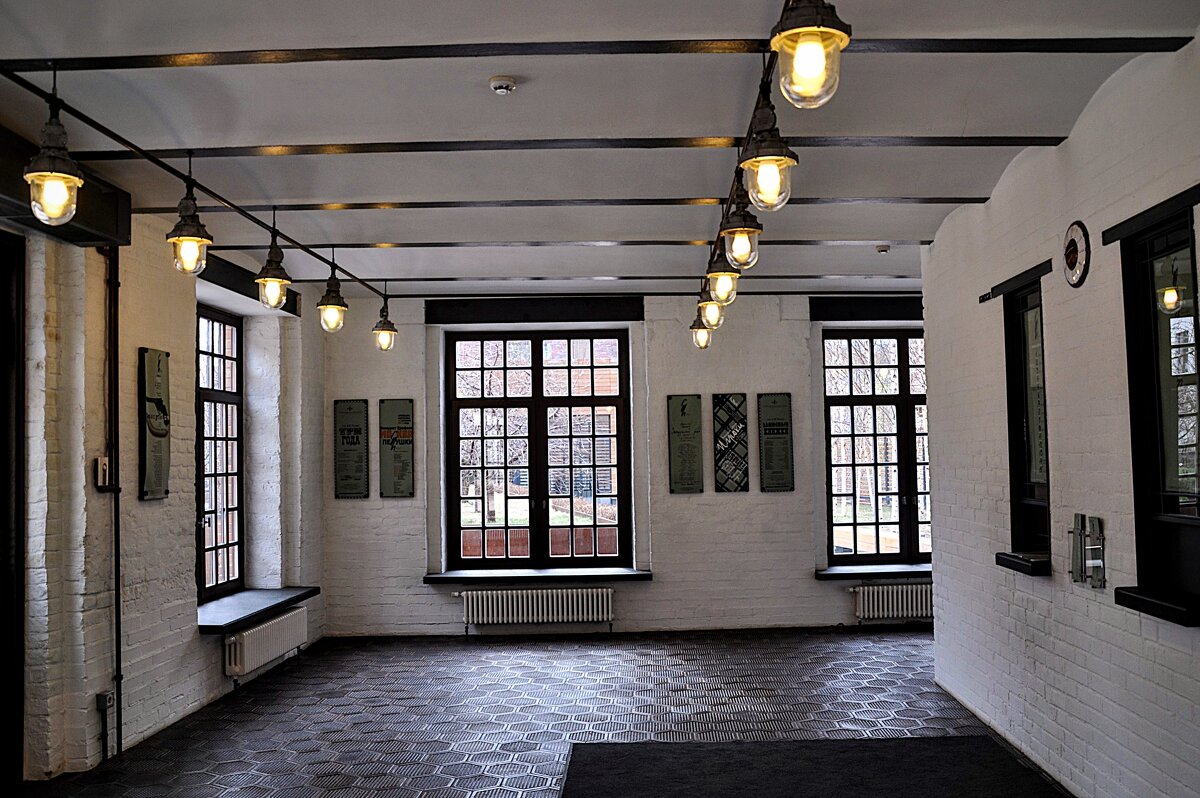 Кассовый зал театра . Сегодня спектакль "Заповедник",,, - Анатолий Колосов