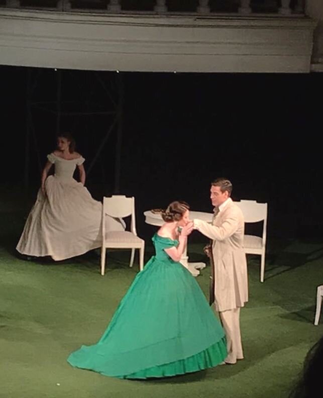 сцена из спектакля - Таня Фиалка