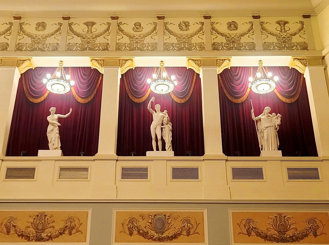 Скульптуры оперного театра - Галина Нестратова