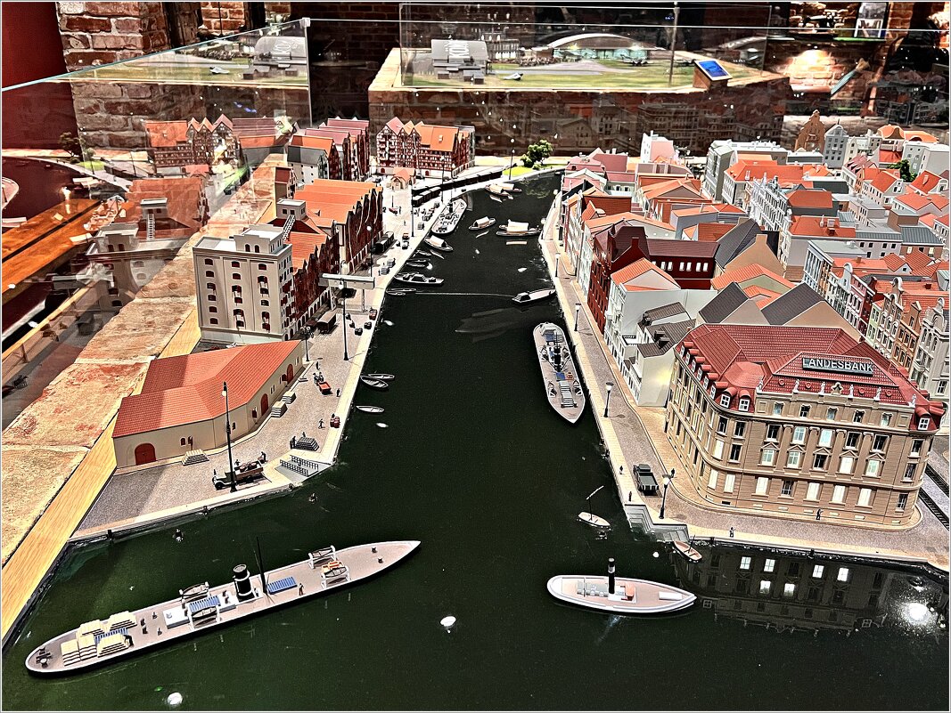 В музее. - Валерия Комова