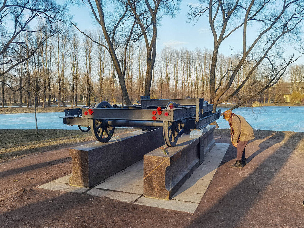 Наша блокадница читает табличку памяти в который раз, но ,как в первый раз , со слезами на глазах! - Лилия *
