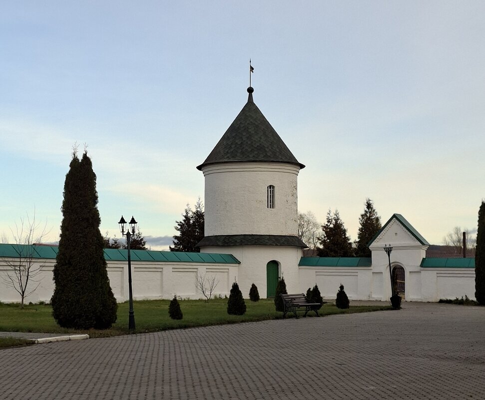 Стены старого монастыря. - ИРЭН@ . Стены старого монастыря. - ИРЭН@ .