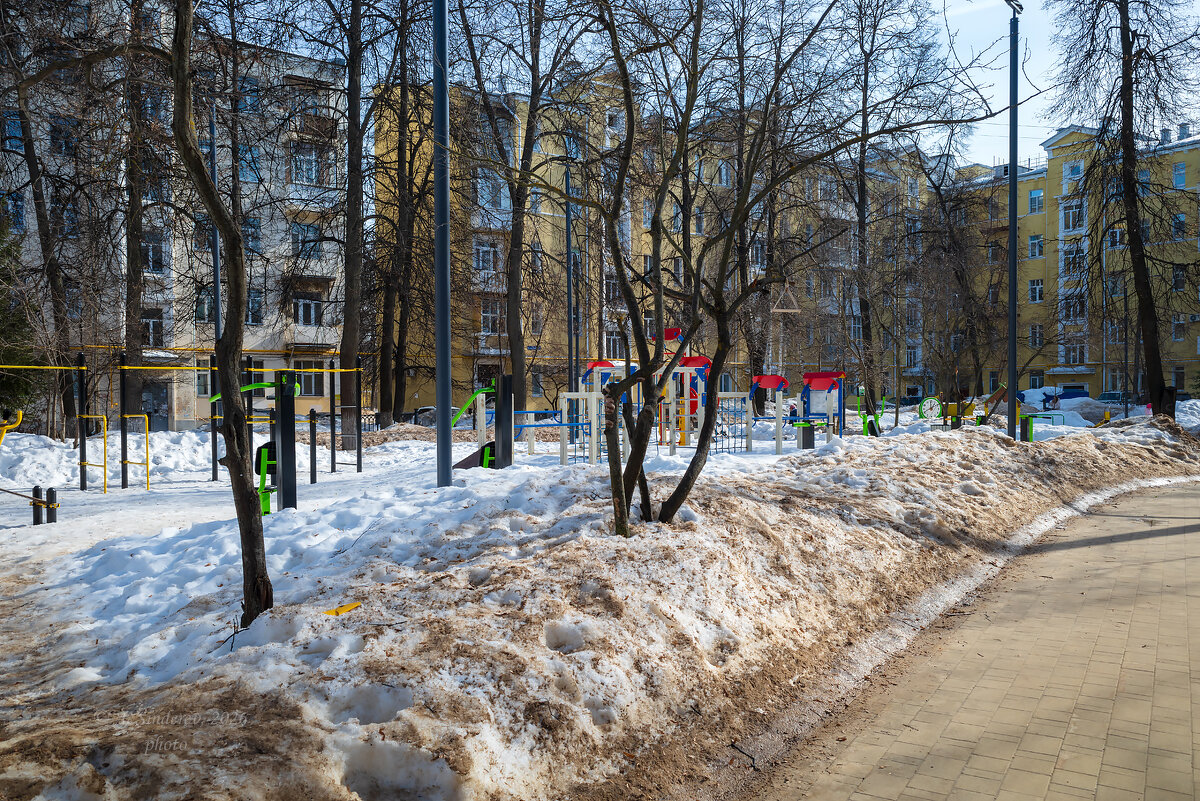 Мартовский день на старой улице города - Александр Синдерёв Мартовский день на старой улице города - Александр Синдерёв