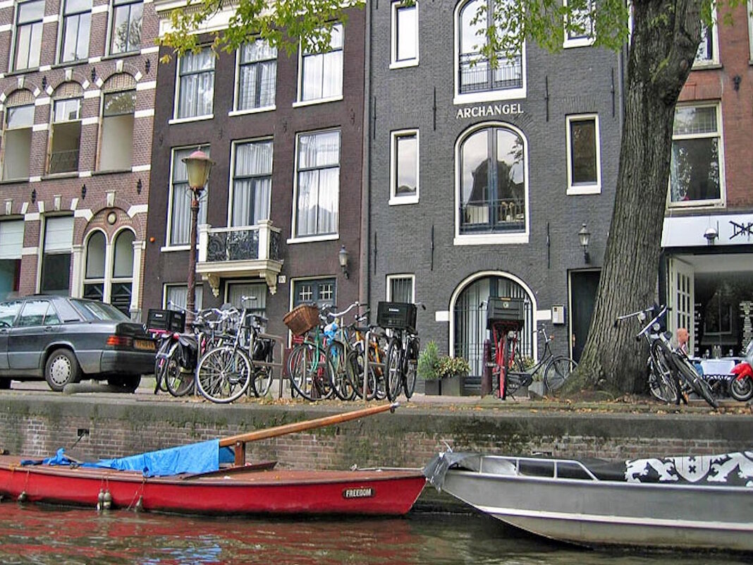 На улице Амстердама - Ольга Довженко