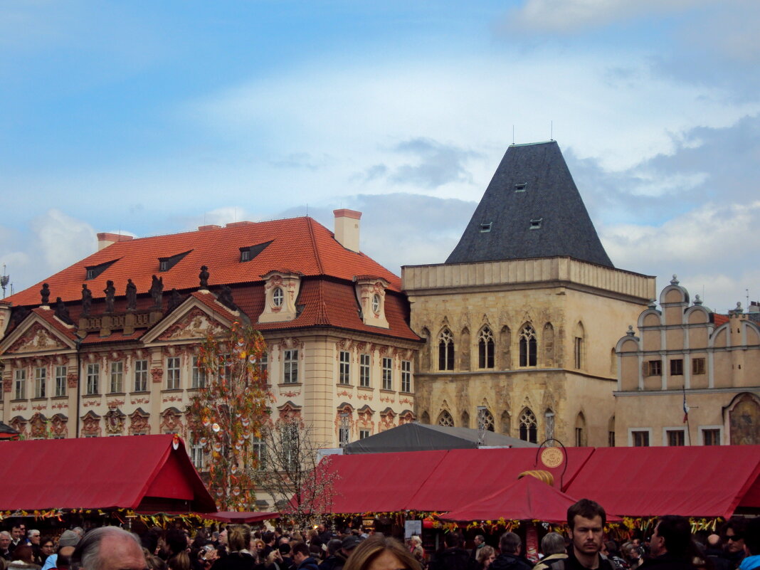 Дворец Кинских (слева) - Tata Wolf