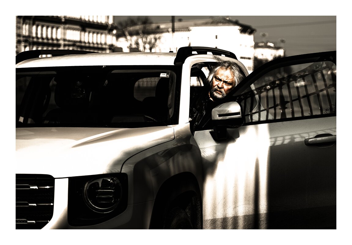 Мужчина садиться в авто - Илья Шенгелия