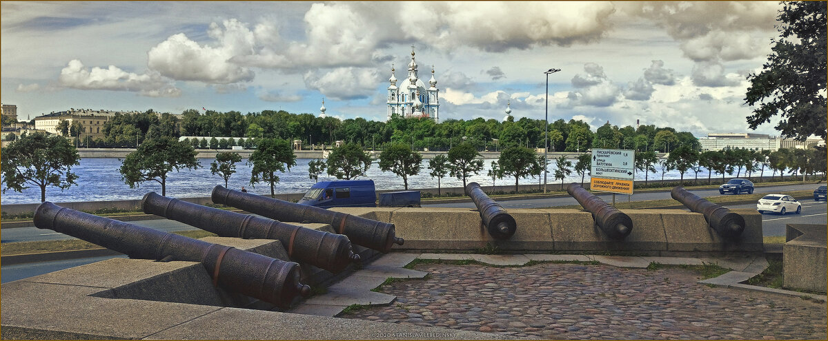 My magic Petersburg_03679_Памятник «Взятию крепости Ниеншанц» с видом на Смольный собор - Станислав Лебединский