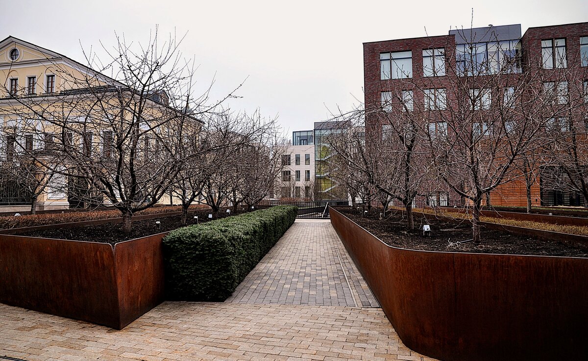 Вид на ЖК...усадьба Коншиных , вишнёвый сад и сам ЖК - Анатолий Колосов