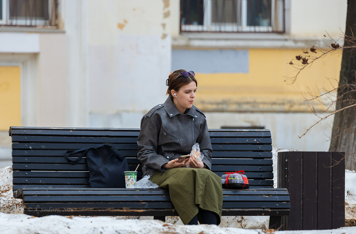 Девушка на скамейке - Александр Синдерёв