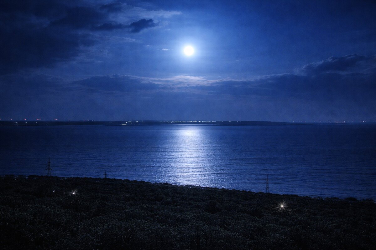 Ночь над Волгой - Евгений Анисимов