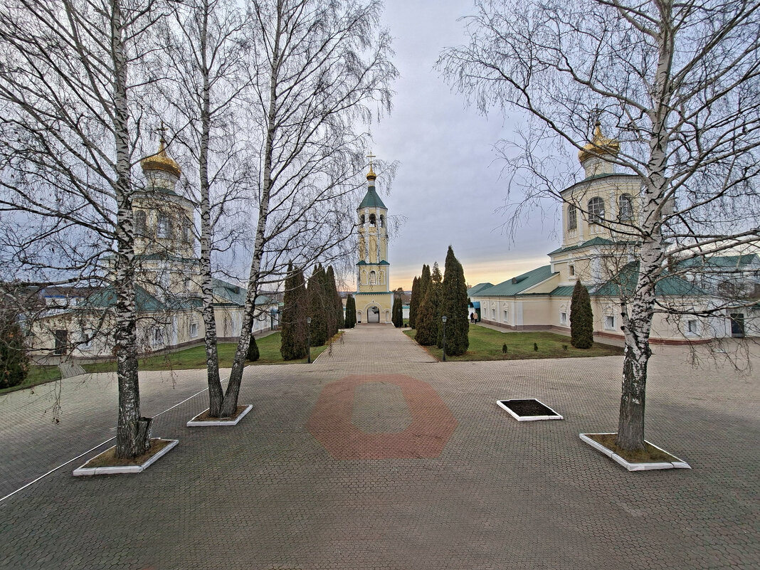 слева Михаило-Архангельский храм, справа Знаменский храм - ИРЭН@ .