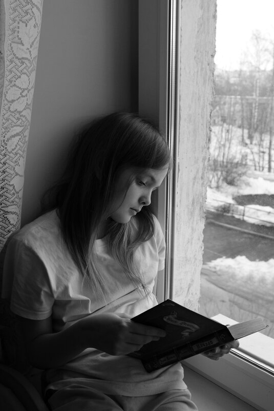 У окна. - Ирина Лесиканич