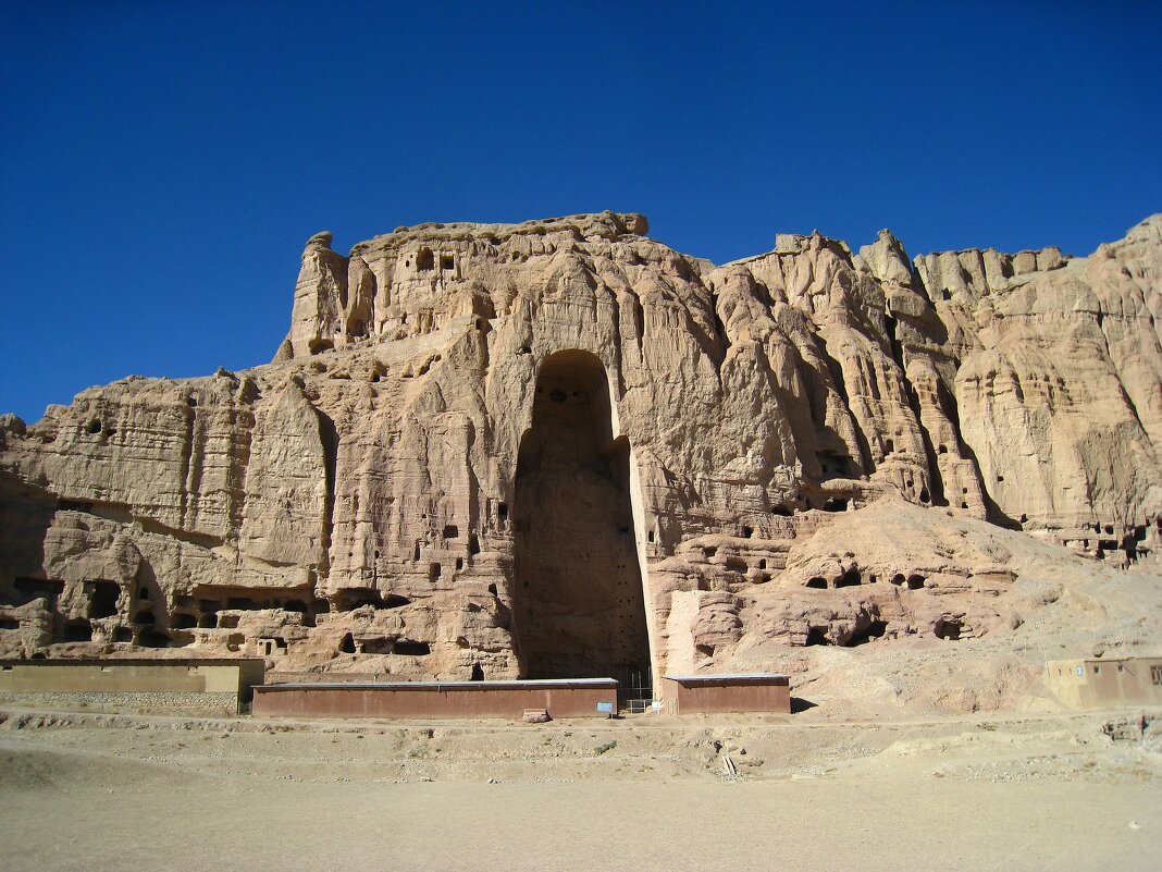 Здесь находилась знаменитая статуя Будды. - unix (Илья Утропов)