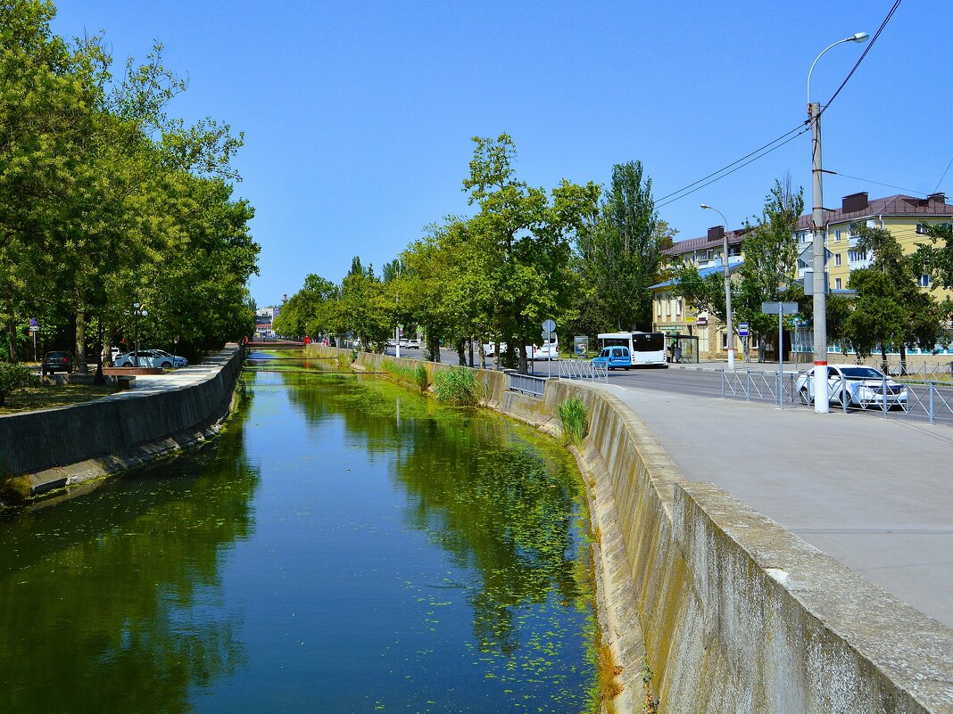 Керчь. Река Мелек-Чесме летом (вил с моста улицы Кирова). - Пётр Чернега