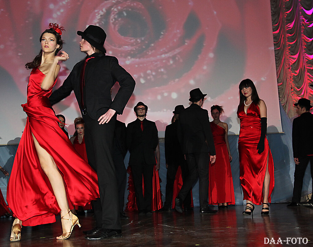 КРАСНОЕ И ЧЁРНОЕ - Александр Дмитриев КРАСНОЕ И ЧЁРНОЕ - Александр Дмитриев