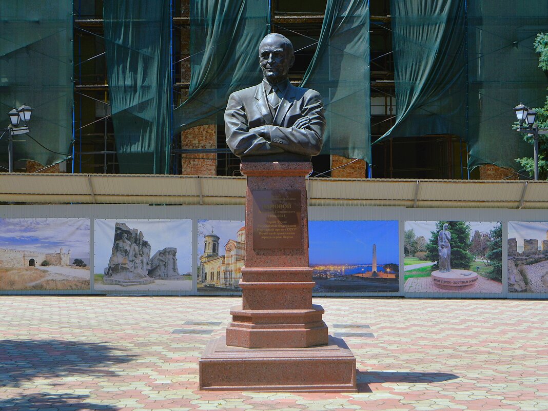 Керчь. Памятник Василию Семёновичу Лановому. - Пётр Чернега Керчь. Памятник Василию Семёновичу Лановому. - Пётр Чернега