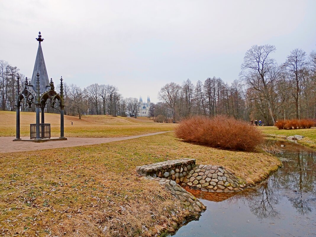Готический колодец с видом на Готическую капеллу. - Лия ☼ Готический колодец с видом на Готическую капеллу. - Лия ☼