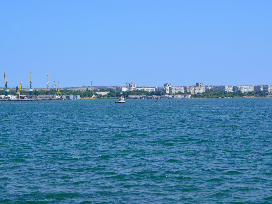 Керчь. Керченская бухта летом (вид со сквера Монетка). - Пётр Чернега Керчь. Керченская бухта летом (вид со сквера Монетка). - Пётр Чернега