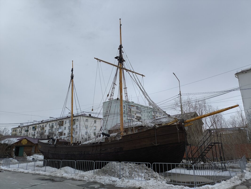 Возле музея - Anna Ivanova