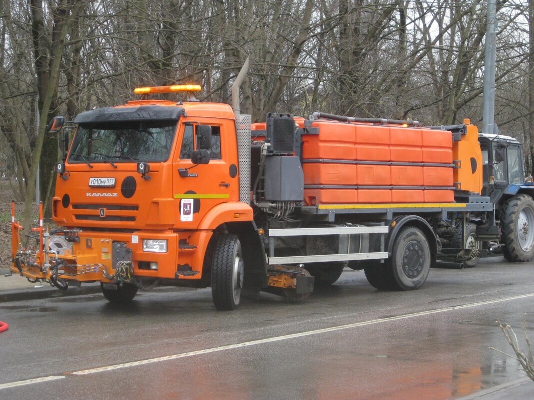 Оранжевый поливочный КамАЗ - Дмитрий Никитин