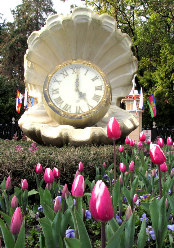 Часы у входа в парк  Ривьера -были - Валерий 