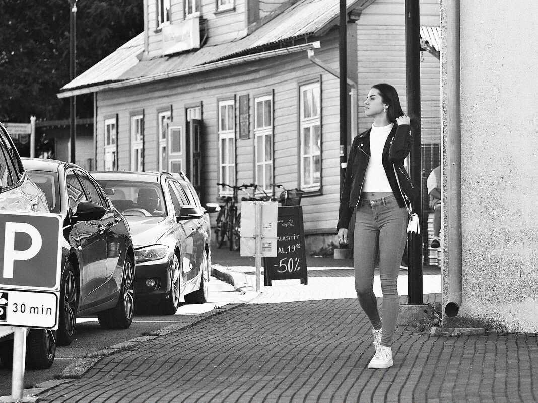 Задумчиво она идёт по улице... (1) - Игорь Парв Задумчиво она идёт по улице... (1) - Игорь Парв