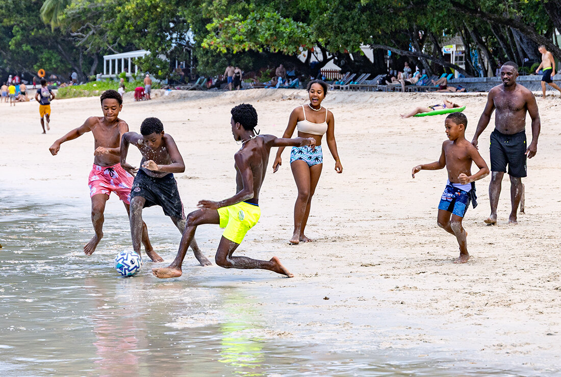 Футбол по-сейшельски - Алексей Окунеев Футбол по-сейшельски - Алексей Окунеев