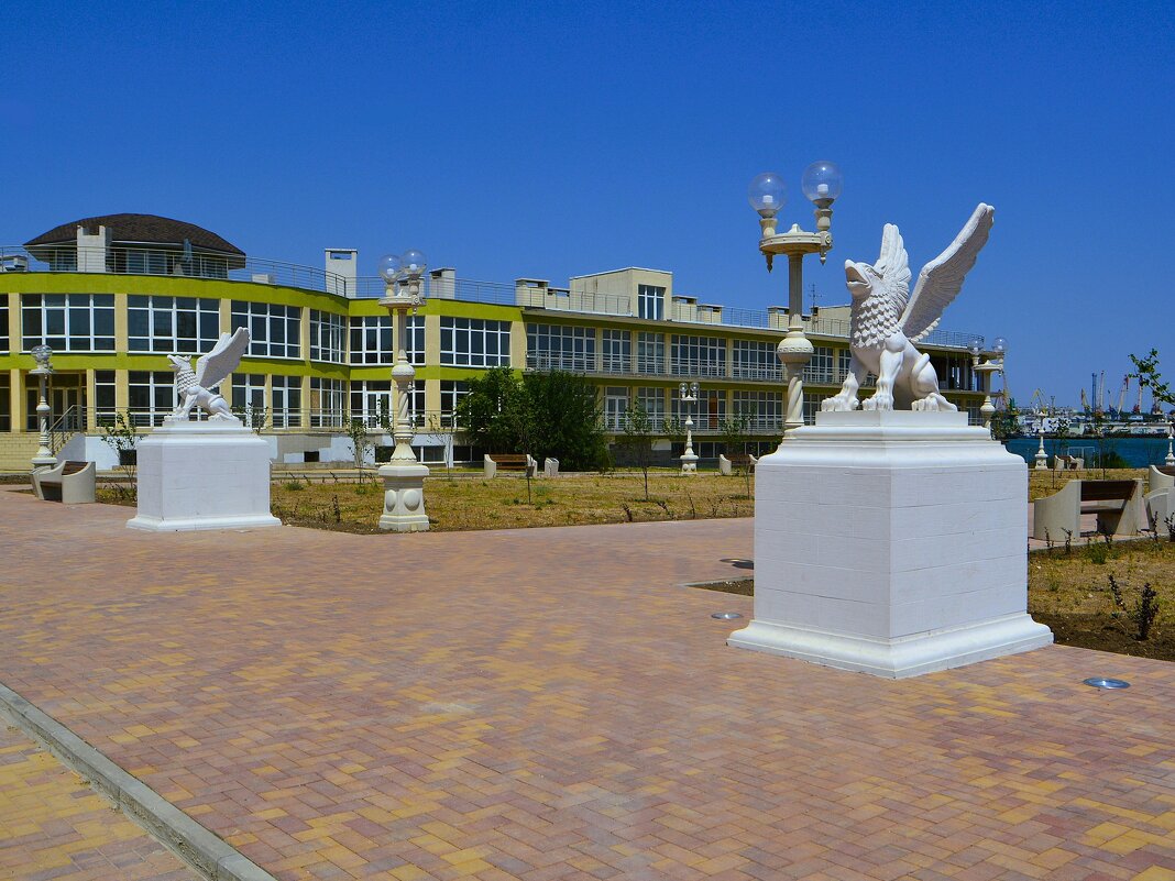 Керчь. Скульптурная композиция "Грифоны". - Пётр Чернега Керчь. Скульптурная композиция "Грифоны". - Пётр Чернега