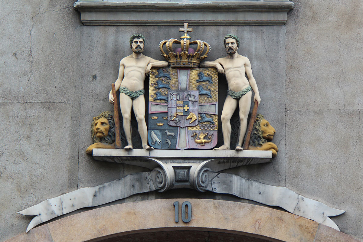 Геральдическая статуя над дверями Голштинской палаты - Сергей Сомихин