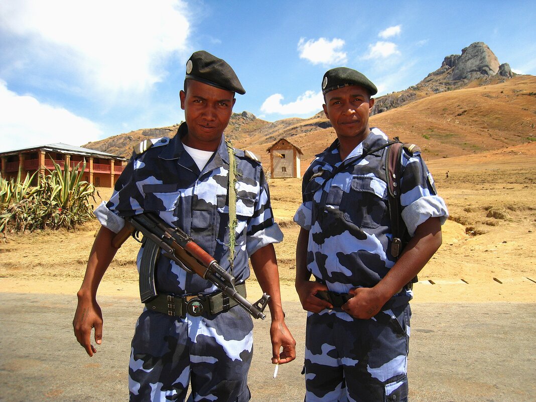 Доблестные и героические полицейские Мадагаскара. - unix (Илья Утропов)