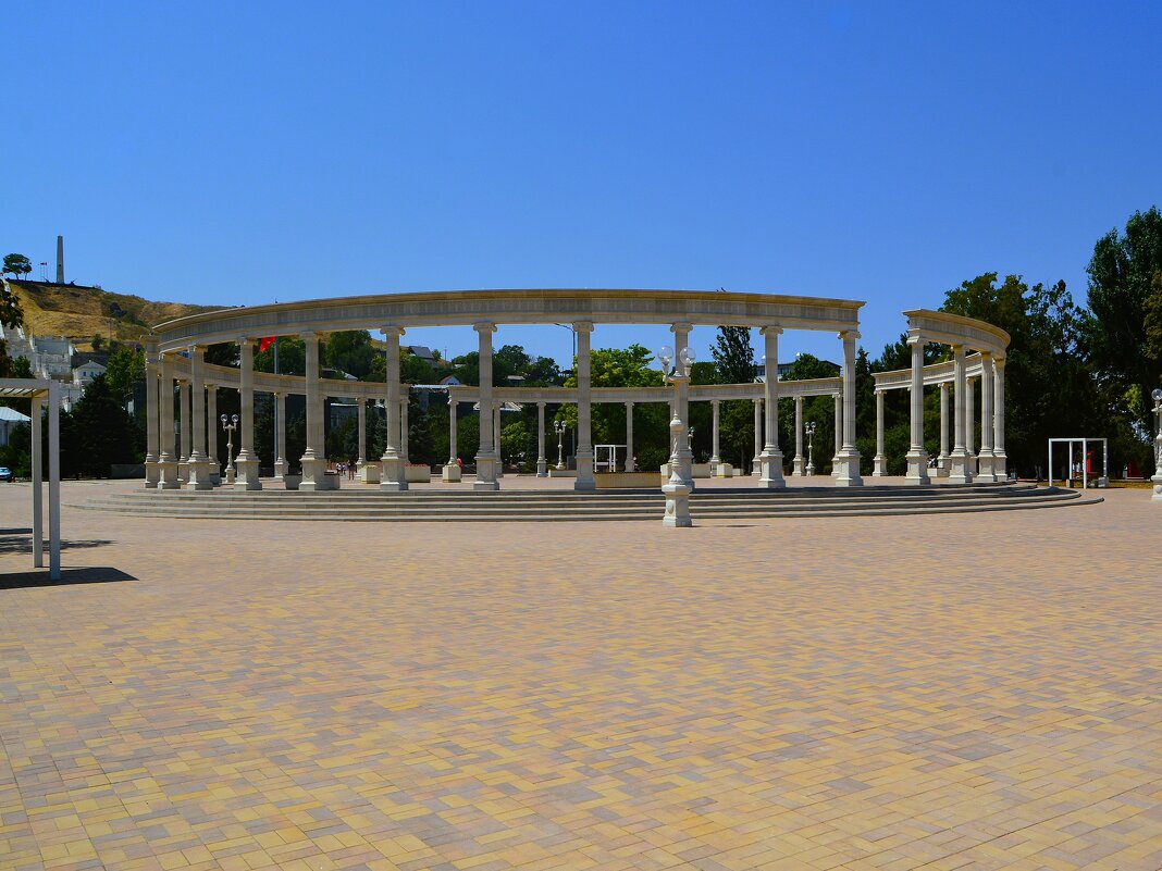 Керчь. Колоннада «Кольцо Вечности». - Пётр Чернега Керчь. Колоннада «Кольцо Вечности». - Пётр Чернега