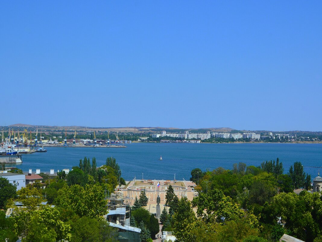 Керчь. Керченская бухта летом (вид с Большой Митридатской лестницы). - Пётр Чернега