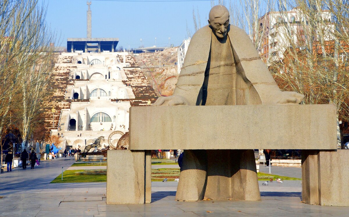 Памятник Александру Таманяну - Ереван, Армения - Олег Памятник Александру Таманяну - Ереван, Армения - Олег