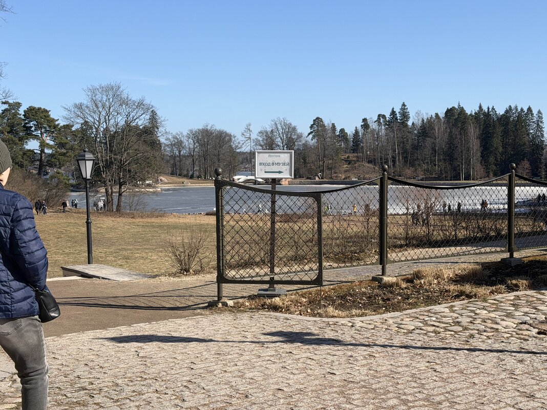 Пасторское озеро с забором, обозначающим вход в музей - Ирэн Пасторское озеро с забором, обозначающим вход в музей - Ирэн