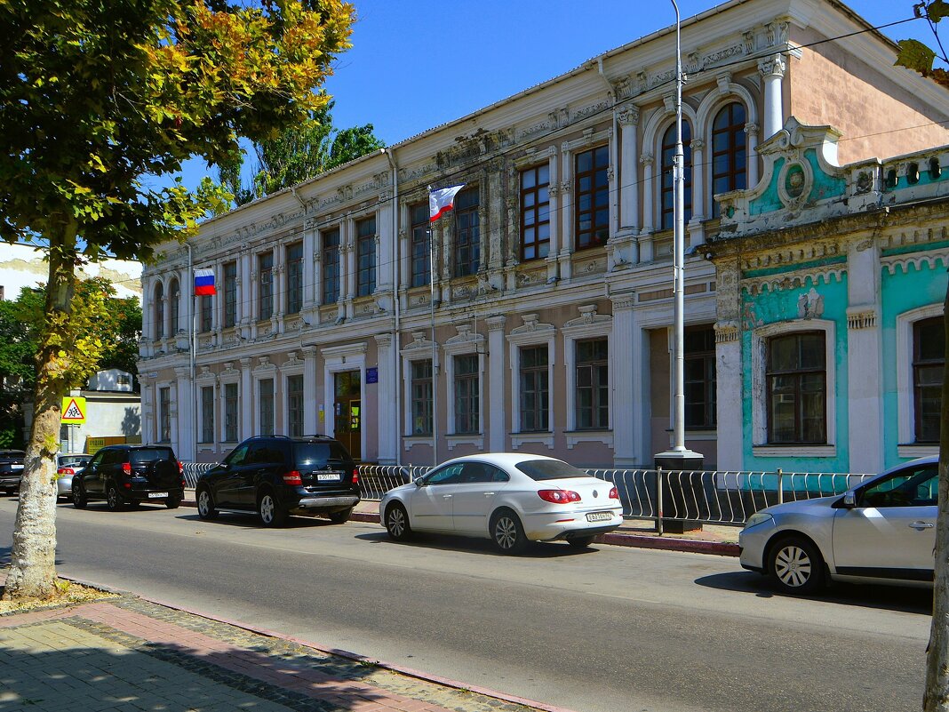 Керчь. Здание бывшей Морской школы. - Пётр Чернега