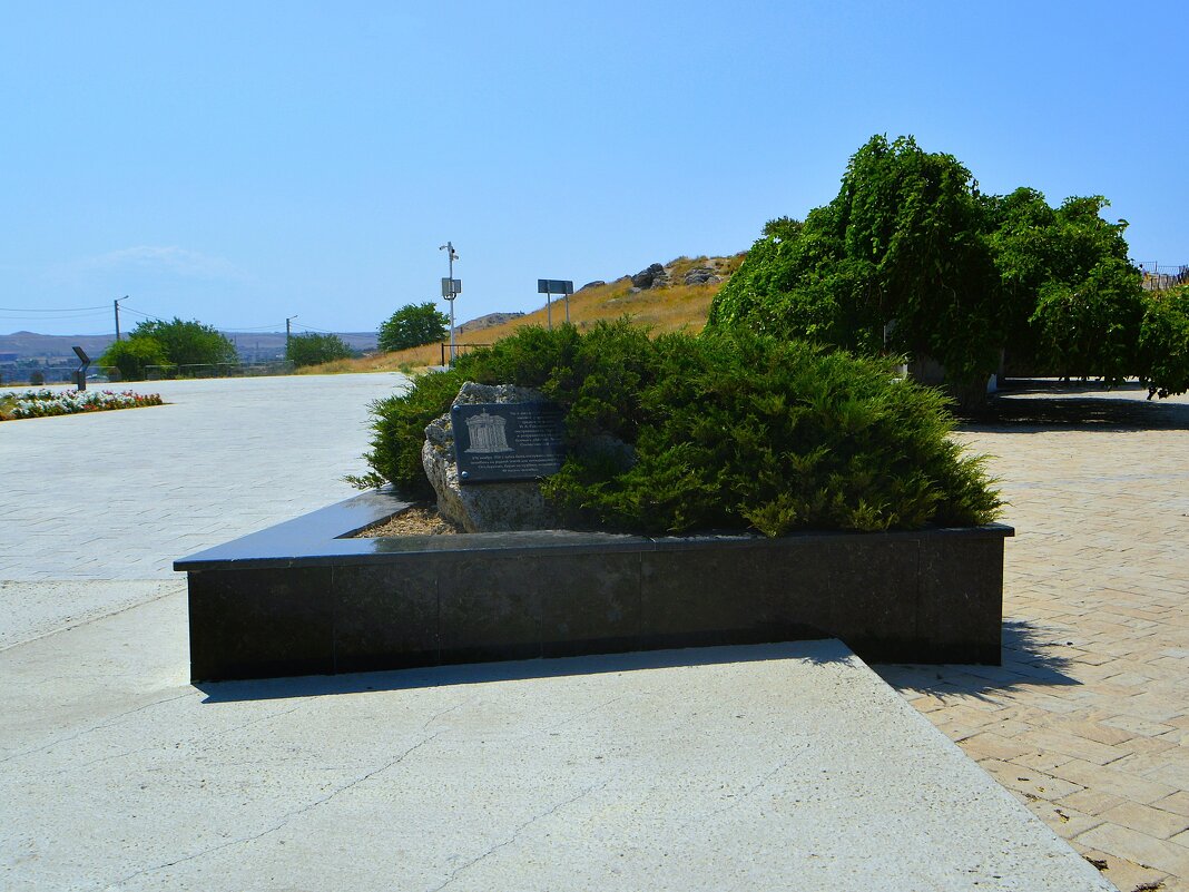 Керчь. Памятный камень на месте разрушенной часовни-усыпальницы Стемпковского. - Пётр Чернега