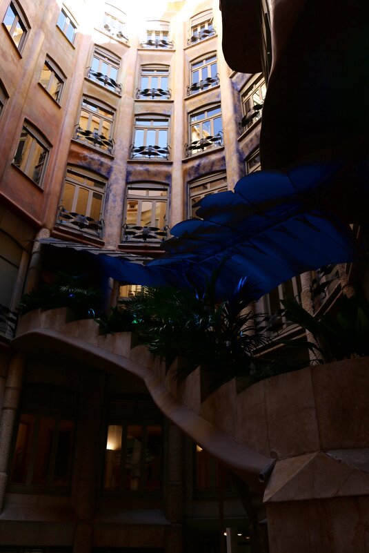 Двор-колодец дома-пещеры - Ольга 