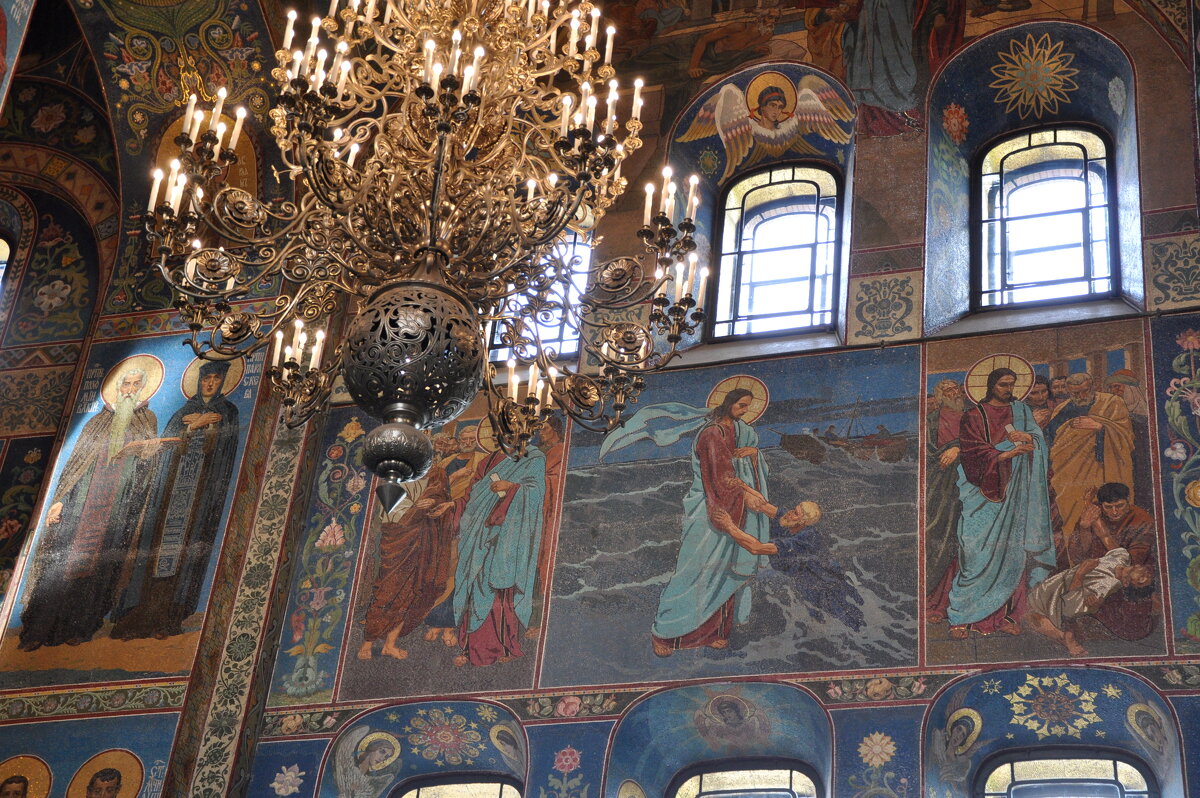 Центральное место в оформлении северной стены занимает мозаика «Хождение по водам» - Татьяна Машошина