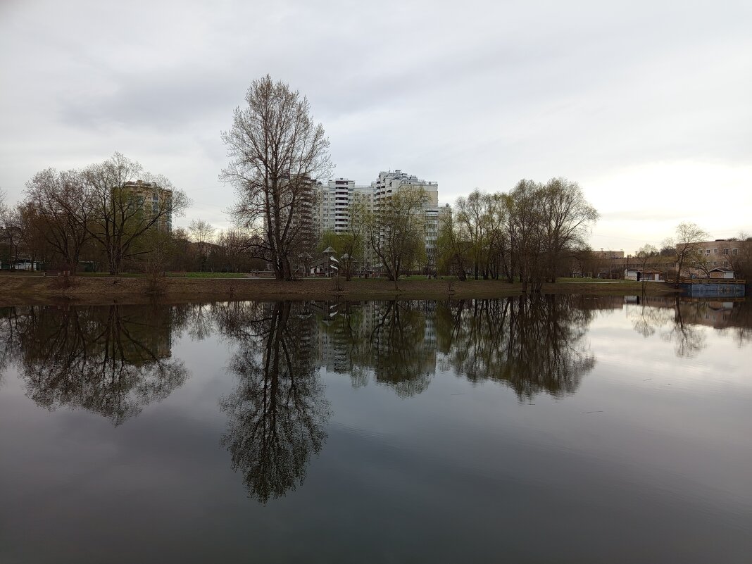 Апрель не подрумяненный - Андрей Лукьянов
